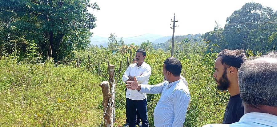 ಕಳಸ ತಾಲ್ಲೂಕಿನ ಇಡಕಿಣಿ ಪಂಚಾಯಿತಿ ವ್ಯಾಪ್ತಿಯಲ್ಲಿ ಅತಿವೃಷ್ಟಿ ಸಂತ್ರಸ್ತರಿಗೆ ಮೀಸಲಿಟ್ಟಿದ್ದ ಭೂಮಿ ಒತ್ತುವರಿ ಮಾಡಿರುವುದನ್ನು ಅಧಿಕಾರಿಗಳು ಪರಿಶೀಲನೆ ಮಾಡಿದರು