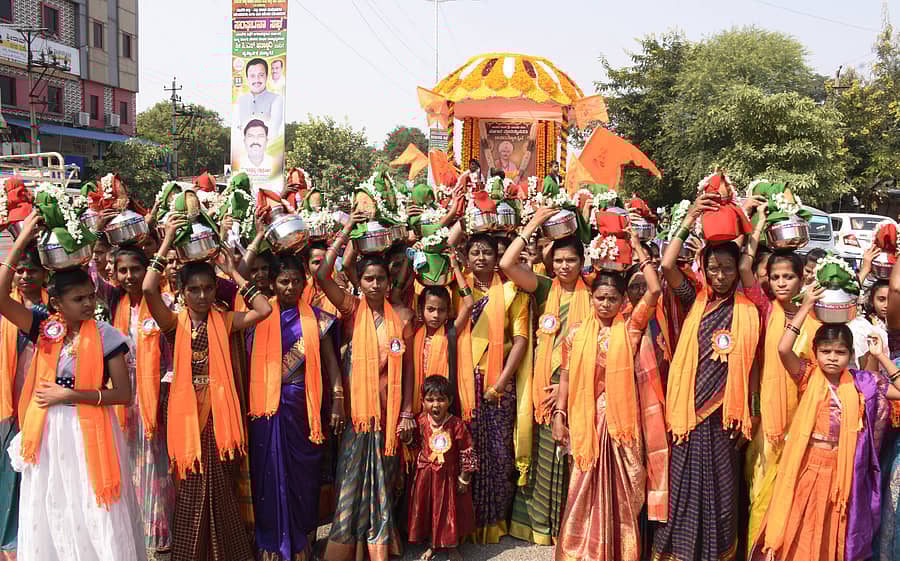 ಯಾದಗಿರಿಯಲ್ಲಿ ಮಂಗಳವಾರ ನಡೆದ ಶರಣ ಹೂಗಾರ ಮಾದಯ್ಯ ಜಯಂತಿಯ ಮೆರವಣಿಗೆಯಲ್ಲಿ ಕುಂಭ ಹೊತ್ತ ಮಹಿಳೆಯರು