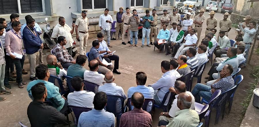 <div class="paragraphs"><p><strong>ಸೋಮವಾರಪೇಟೆ ತಾಲ್ಲೂಕಿನಲ್ಲಿ ಕಳೆದ ಕೆಲವು ವರ್ಷಗಳಿಂದ ಕೃಷಿ ಜಮೀನುಗಳ ಪೋಡಿ ದುರಸ್ತಿಗೆ ತಾಲ್ಲೂಕು ಕಚೇರಿಗೆ ಅರ್ಜಿ ಸಲ್ಲಿಸಿದ್ದರೂ ಇದೂವರೆಗೆ ಜಾಗದ ದುರಸ್ತಿ ಮಾಡಿಲ್ಲ ಎಂದು ಆರೋಪಿಸಿರುವ ರೈತರು ತಾಲ್ಲೂಕು ಕಚೇರಿ ಮುಂಭಾಗ ಸೋಮವಾರದಿಂದ ಅನಿರ್ದಿಷ್ಟಾವಧಿ ಧರಣಿ ಪ್ರಾರಂಭಿಸಿದ್ದಾರೆ.</strong></p></div>