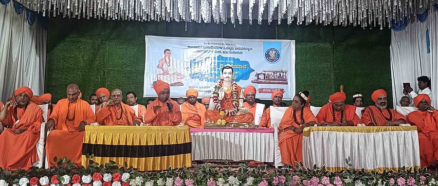 <div class="paragraphs"><p>ಬಸವ ಸಂಸ್ಕೃತಿ ಅಭಿಯಾನ ಯಶಸ್ವಿಗೊಳಿಸಿದ ಭಕ್ತರಿಗೆ ಗೌರವ ಅಭಿನಂದನಾ ಸಮಾರಂಭದ ಸಾನಿಧ್ಯವಹಿಸಿ ಲಿಂಗಾಯತ ಮಠಾಧಿಪತಿಗಳ ಒಕ್ಕೂಟದ ಅಧ್ಯಕ್ಷ ಬಾಲ್ಕಿ ಹಿರೇಮಠ ಸಂಸ್ಥಾನದ ಬಸವಲಿಂಗ ಪಟ್ಟದೇವರು ಮಾತನಾಡಿದರು</p></div>