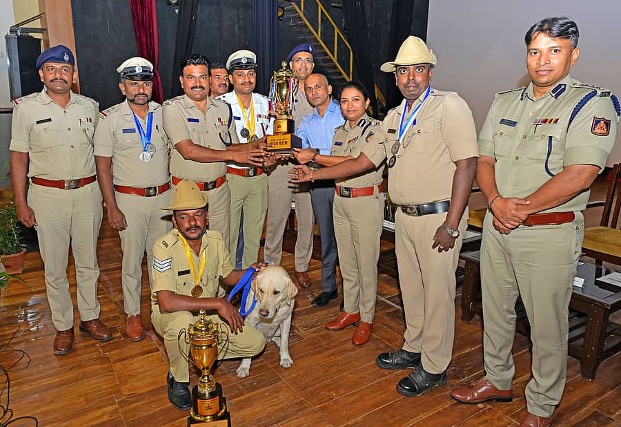 ದಕ್ಷಿಣ ವಲಯ ಮಟ್ಟದ 7ನೇ ಕರ್ತವ್ಯ ಕೂಟದಲ್ಲಿ ಸಮಗ್ರ ಪ್ರಶಸ್ತಿ ಗೆದ್ದ ಮೈಸೂರು ನಗರ ಪೊಲೀಸ್ ತಂಡಕ್ಕೆ ಮಂಗಳವಾರ ದಕ್ಷಿಣ ವಲಯ ಐಜಿಪಿ ಬೋರಲಿಂಗಯ್ಯ ಟ್ರೋಫಿ ಪ್ರದಾನ ಮಾಡಿದರು. ನಗರ ಪೊಲೀಸ್ ಆಯುಕ್ತೆ ಸೀಮಾ ಲಾಟ್ಕರ್, ಜಿಲ್ಲಾ ಪೊಲೀಸ್ ವರಿಷ್ಠಾಧಿಕಾರಿ ಎನ್.ವಿಷ್ಣುವರ್ಧನ್ ಪಾಲ್ಗೊಂಡಿದ್ದರು