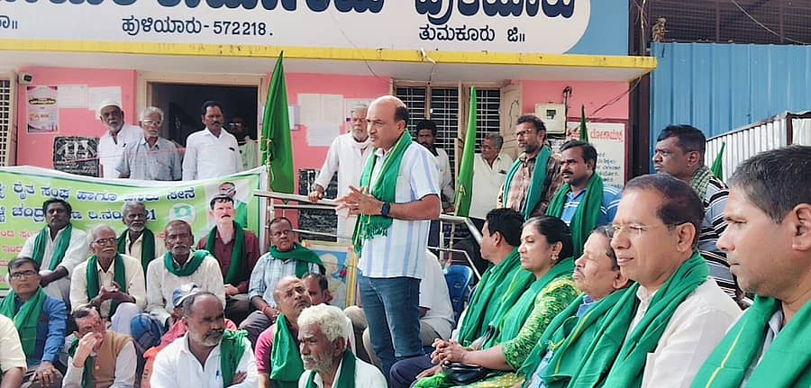 ಹುಳಿಯಾರು ಪಟ್ಟಣ ಪಂಚಾಯಿತಿ ಮುಂದೆ ನಡೆಯುತ್ತಿರುವ ರೈತಸಂಘದ ಧರಣಿಯಲ್ಲಿ ಡಾ. ನಾಗರಾಜು ಮಾತನಾಡಿದರು