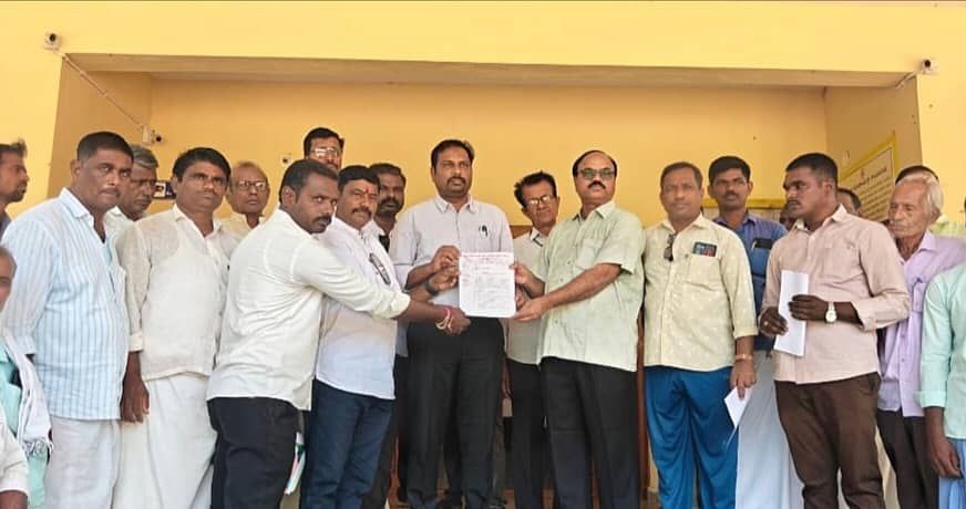 ಮಾನ್ವಿಯಲ್ಲಿ ಮಂಗಳವಾರ ಗ್ರಾಮ ಪಂಚಾಯಿತಿ ನೌಕರರ ಸಂಘದ ಪದಾಧಿಕಾರಿಗಳು ತಾ.ಪಂ ಇಒ ಖಾಲೀದ್ ಅಹ್ಮದ್ ಅವರಿಗೆ ಮನವಿ ಸಲ್ಲಿಸಿದರು