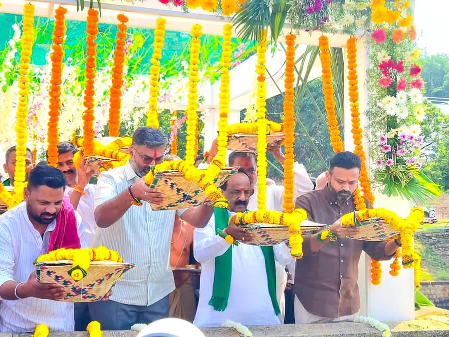 ಸವದತ್ತಿ ತಾಲ್ಲೂಕಿನ ನವಿಲುತೀರ್ಥ ಜಲಾಯಶಕ್ಕೆ ಶಾಸಕ ವಿಶ್ವಾಸ್ ವೈದ್ಯ, ಶಾಸಕ ಎನ್.ಎಚ್. ಕೋನರಡ್ಡಿ ಹಾಗೂ ಚನ್ನರಾಜ ಹಟ್ಟಿಹೊಳಿ ಅವರು ಬಾಗಿನ ಅರ್ಪಿಸಿದರು