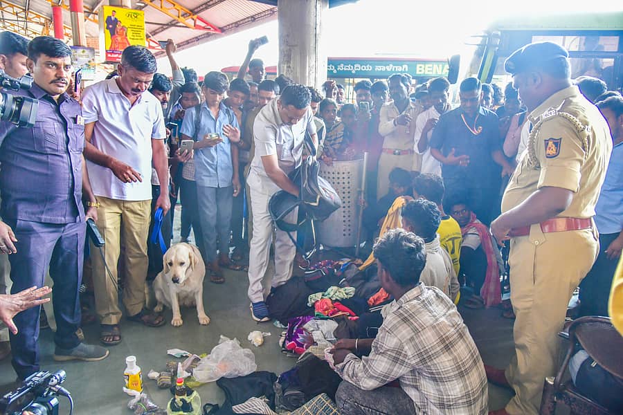 ಕೊಪ್ಪಳದ ಕೇಂದ್ರೀಯ ಬಸ್‌ ನಿಲ್ದಾಣದಲ್ಲಿ ಸೋಮವಾರ ಪೊಲೀಸರು ಅನುಮಾನಾಸ್ಪದವಾಗಿ ಕಂಡ ಬಿಹಾರ ಮೂಲದ ಯುವಕರ ತಂಡವನ್ನು ತಪಾಸಣೆ ನಡೆಸಿದರು