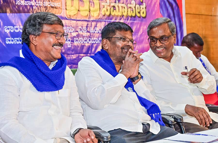 <div class="paragraphs"><p>ಆರ್‌ಎಸ್‌ಎಸ್ ವಿರುದ್ಧ ಡಿಎಸ್‌ಎಸ್‌ ಪ್ರತಿರೋಧ ಸಮಾವೇಶದಲ್ಲಿ ಮಾವಳ್ಳಿ ಶಂಕರ್, ಗುರುಪ್ರಸಾದ ಕೆರಗೋಡು ಮತ್ತು ಇಂದೂಧರ ಹೊನ್ನಾಪುರ ಸಮಾಲೋಚನೆಯಲ್ಲಿ ತೊಡಗಿದ್ದರು. </p></div>