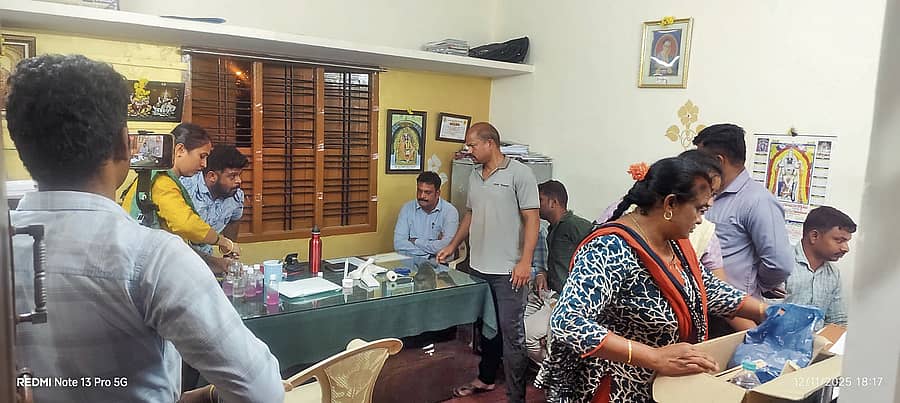 <div class="paragraphs"><p>ಕನಕಪುರ ಎಂಎಚ್ಎಸ್ ಮೈದಾನದ ಬಳಿಯ ರೆವಿನ್ಯೂ ಇನ್ಸ್ಪೆಕ್ಟರ್ ಕಚೇರಿ ಮೇಲೆ ಬುಧವಾರ ದಾಳಿ ನಡೆಸಿದ ಲೋಕಾಯುಕ್ತ ಅಧಿಕಾರಿಗಳು</p></div>