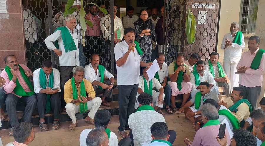 <div class="paragraphs"><p>ಹಾನಗಲ್ ತಹಶೀಲ್ದಾರ್‌ ಕಚೇರಿ ಮುಂದೆ ಬುಧವಾರ ರೈತ ಸಂಘದಿಂದ ಪ್ರತಿಭಟನೆ ನಡೆಸಿ ಗೊವಿನಜೋಳ ಖರೀದಿ ಕೇಂದ್ರ ತೆರೆಯಲು ಒತ್ತಾಯಿಸಲಾಯಿತು.</p></div>