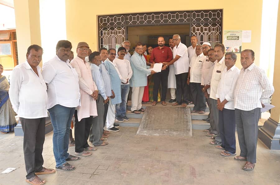 ಕೊಳ್ಳೇಗಾಲ ಮಂಟೇಸ್ವಾಮಿ ಕ್ಷೇತ್ರಗಳ ಅಭಿವೃದ್ಧಿ ಪ್ರಾಧಿಕಾರವನ್ನು ತ್ವರಿತವಾಗಿ ಅನುಷ್ಠಾನ ಗೊಳಿಸಬೇಕು ಎಂದು ಒತ್ತಾಯಿಸಿ ಸಾಹಿತ್ಯ ಮಿತ್ರಕೂಟದ ಪದಾಧಿಕಾರಿಗಳು ಸರ್ಕಾರಕ್ಕೆ ಬುಧವಾರ ಮನವಿ ಪತ್ರವನ್ನು ಸಲ್ಲಿಸಿದರು.