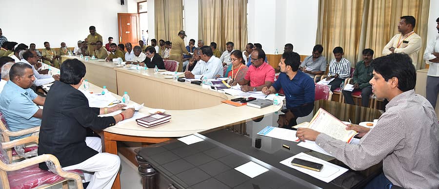 ಪ್ರಾದೇಶಿಕ ಸಾರಿಗೆ ಪ್ರಾಧಿಕಾರದ ಸಭೆಯಲ್ಲಿ ಜಿಲ್ಲಾಧಿಕಾರಿ ಲಕ್ಷ್ಮೀಕಾಂತರೆಡ್ಡಿ ಮಾತನಾಡಿದರು