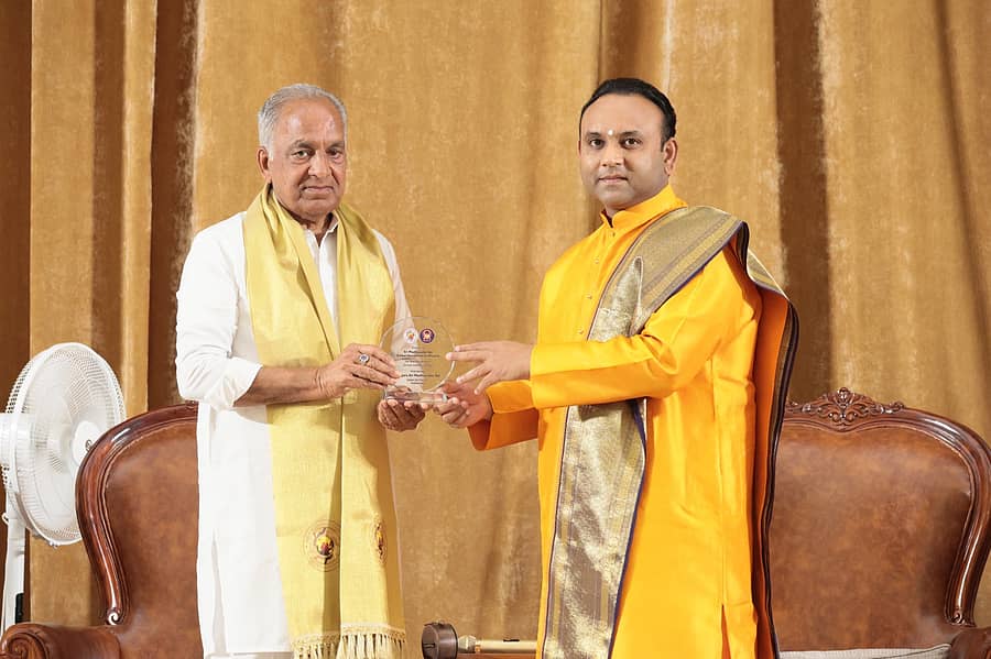 ಚಿಕ್ಕಬಳ್ಳಾಪುರ ತಾಲ್ಲೂಕು ಮುದ್ದೇನಹಳ್ಳಿ ಸತ್ಯಸಾಯಿ ಗ್ರಾಮದಲ್ಲಿ ಸಣ್ಣ ನೀರಾವರಿ ಸಚಿವ ಎನ್‌.ಎಸ್.ಬೋಸರಾಜು ಅವರಿಗೆ ಸದ್ಗುರು  ಮಧುಸೂದನ ಸಾಯಿ ಸ್ಮರಣಿಕೆ ನೀಡಿದರು