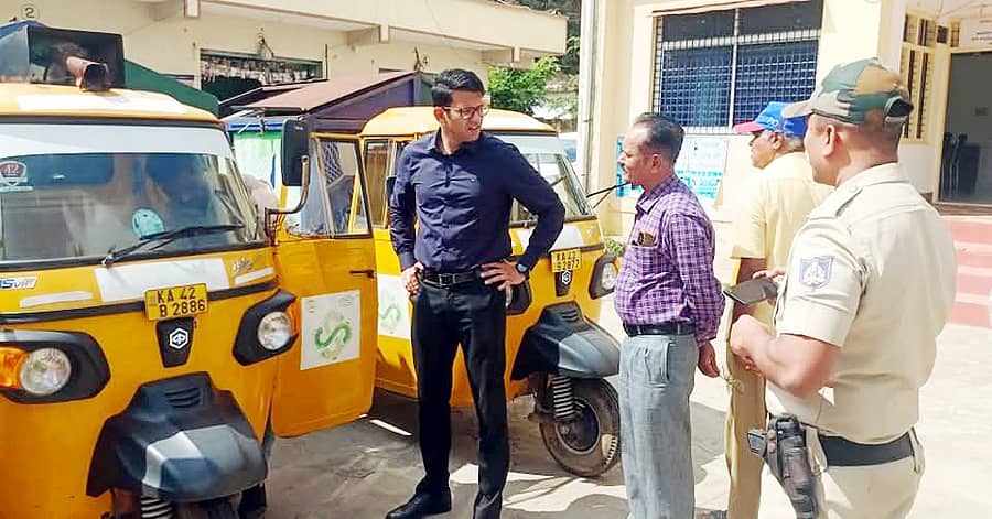 ಕಸ ಸಂಗ್ರಹಣಾ ವಾಹನಗಳಿಗೆ ಜಿಪಿಎಸ್ ಅಳವಡಿಸುವ ಕಾರ್ಯವನ್ನು ಜಿಲ್ಲಾ ಪಂಚಾಯಿತಿ ಸಿಇಒ ಅನ್ಮೋಲ್ ಜೈನ್ ವೀಕ್ಷಿಸಿದರು. ಜಿಲ್ಲಾ ಪಂಚಾಯಿತಿ ಸಿಪಿಒ ಚಿಕ್ಕ ಸುಬ್ಬಯ್ಯ, ಇತರರು ಹಾಜರಿದ್ದರು