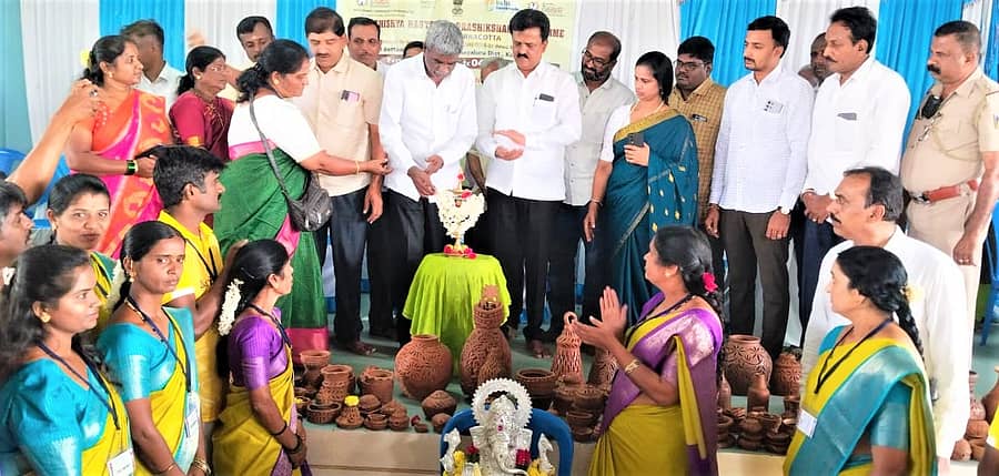 ತರೀಕೆರೆ ಸಮೀಪದ ಬೆಟ್ಟತಾವರೆಕೆರೆ ಗ್ರಾಮದಲ್ಲಿ ನಡೆದ ತರಬೇತಿಯ ಸಮಾರೋಪ ಸಮಾರಂಭದಲ್ಲಿ ಸಂಸದ ಕೋಟ ಶ್ರೀನಿವಾಸ ಪೂಜಾರಿ ದೀಪ ಬೆಳಗಿದರು