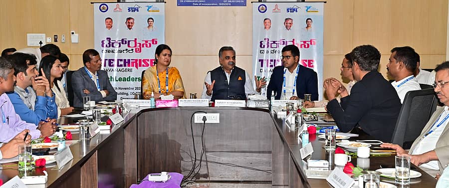 <div class="paragraphs"><p>ದಾವಣಗೆರೆಯ ಸ್ಮಾರ್ಟ್‌ಸಿಟಿ ಕಚೇರಿಯಲ್ಲಿ ಐಟಿ ಕಂಪನಿ ಮುಖ್ಯಸ್ಥರೊಂದಿಗೆ ಬುಧವಾರ ನಡೆದ ಸಭೆಯಲ್ಲಿ&nbsp;ಕರ್ನಾಟಕ ಡಿಜಿಟಲ್ ಎಕಾನಮಿ ಮಿಷನ್ ಮುಖ್ಯ ಕಾರ್ಯನಿರ್ವಹಣಾಧಿಕಾರಿ ಸಂಜೀವ ಕುಮಾರ್ ಗುಪ್ತ ಮಾತನಾಡಿದರು. </p></div>
