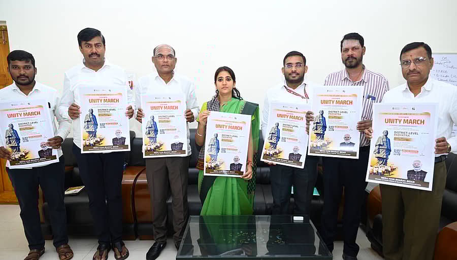ಜಿಲ್ಲಾಧಿಕಾರಿ ಶಿಲ್ಪಾ ಶರ್ಮಾ ಅವರು ಬೀದರ್ನಲ್ಲಿ ಬುಧವಾರ ಏಕತಾ ನಡಿಗೆಯ ಪೋಸ್ಟರ್ ಬಿಡುಗಡೆಗೊಳಿಸಿದರು