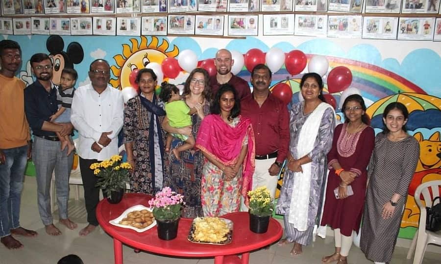 ಹಾಸನದ ತವರು ಚಾರಿಟಬಲ್ ಟ್ರಸ್ಟ್ನಲ್ಲಿದ್ದ ಮಗುವನ್ನು ಅಮೆರಿಕದ ಮೇರಿಲ್ಯಾಂಡ್ ರಾಜ್ಯದ ಕೆನೆತ್ ಡೇವಿಡ್ ಕಿರ್ಬಿ ಮತ್ತು ಬೆಥನಿ ರಚೆಲ್ಲಿ ಕಿರ್ಬೆ ದಂಪತಿ ದತ್ತು ಪಡೆದರು