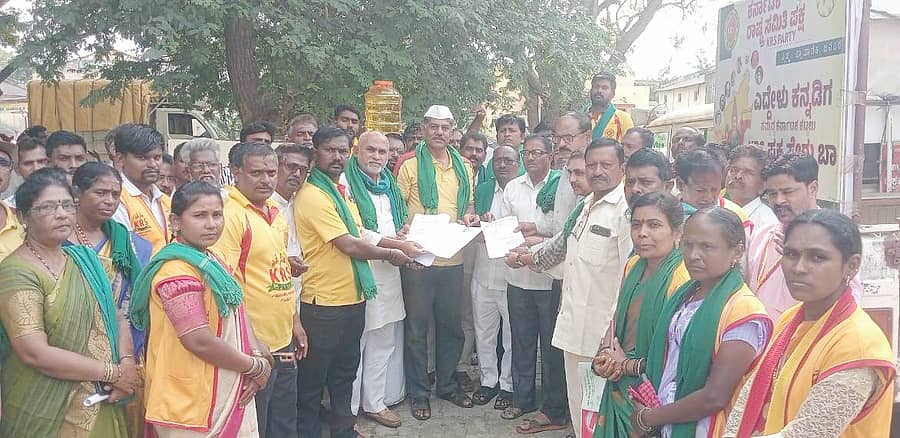 ಶಿಗ್ಗಾವಿ ತಾಲ್ಲೂಕಿನಲ್ಲಿನ ವಿದ್ಯುತ್ ಸಮಸ್ಯೆ, ಬೆಳೆಗಳಿಗೆ ಬೆಲೆ ನಿಗದಿ, ಬೆಳೆ ಹಾನಿ ಪರಿಹಾರಧನ ವಿತರಿಸಬೇಕು ಎಂದು ಆಗ್ರಹಿಸಿ ಬುಧವಾರ ಕೆಆರ್‌ಎಸ್‌ಪಿ, ಭಾರತೀಯ ಕೃಷಿಕ ಸಮಾಜ ತಾಲ್ಲೂಕು ಘಟಕದ ಪದಾಧಿಕಾರಿಗಳು ಪ್ರತಿಭಟನೆ ನಡೆಸಿ ನಂತರ ಶಿರಸ್ತೇದಾರ್ ವಿಶ್ವನಾಥ ತತ್ತಿ ಅವರಿಗೆ ಮನಿ ಸಲ್ಲಿಸಿದರು