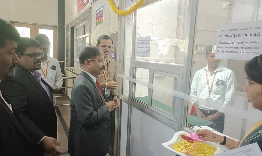 ಹಾವೇರಿ ಜಿಲ್ಲಾಸ್ಪತ್ರೆಯಲ್ಲಿ ಆರಂಭಿಸಲಾದ ‘ಮಾನಸಿಕ ವಿಮರ್ಶೆ ಕೇಂದ್ರ’ವನ್ನು ಪ್ರಧಾನ ಜಿಲ್ಲಾ ಮತ್ತು ಸೆಷನ್ಸ್ ನ್ಯಾಯಾಧೀಶರೂ ಆಗಿರುವ ಜಿಲ್ಲಾ ಕಾನೂನು ಸೇವೆಗಳ ಪ್ರಾಧಿಕಾರದ ಅಧ್ಯಕ್ಷ ಬಿರಾದಾರ ದೇವಿಂದ್ರಪ್ಪಾ ಎನ್. ಅವರು ಬುಧವಾರ ಉದ್ಘಾಟಿಸಿದರು