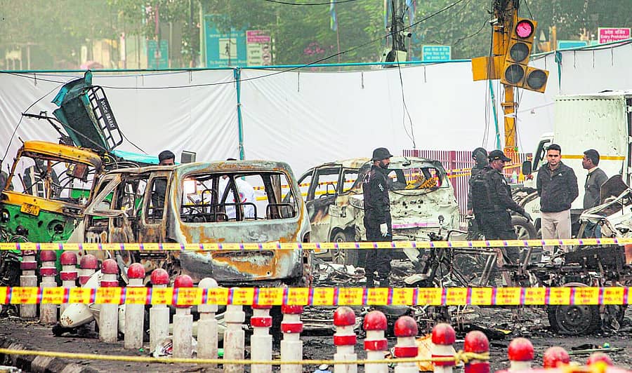 <div class="paragraphs"><p>ದೆಹಲಿಯ ಕೆಂಪುಕೋಟೆ ಮೆಟ್ರೊ ನಿಲ್ದಾಣದ ಬಳಿ ಸಂಭವಿಸಿದ ಪ್ರಬಲ ಸ್ಫೋಟದಲ್ಲಿ ಸುಟ್ಟು ನಾಶವಾಗಿರುವ ವಾಹನಗಳನ್ನು ಪೊಲೀಸರು ಪರಿಶೀಲಿಸಿದರು.</p></div>