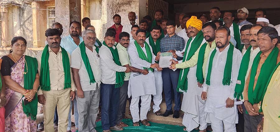 ಸರ್ಕಾರ ಘೋಷಿಸಿದ ದರವನ್ನು ಸಕ್ಕರೆ ಕಾರ್ಖಾನೆಗಳು ಲಿಖಿತವಾಗಿ ಪ್ರಕಟಿಸುವಂತೆ ಆಗ್ರಹಿಸಿ ಕರ್ನಾಟಕ ರಾಜ್ಯ ರೈತ ಸಂಘ ಹಾಗೂ ಹಸಿರುಸೇನೆ ಜಿಲ್ಲಾ ಘಟಕದ ನೇತೃತ್ವದಲ್ಲಿ ಕಬ್ಬು ಬೆಳೆಗಾರರು ಸಿಂದಗಿ ತಾಲ್ಲೂಕು ಪ್ರಜಾಸೌಧ ಎದುರು ಬುಧವಾರ ಪ್ರತಿಭಟನೆ ನಡೆಸಿ ತಹಶೀಲ್ದಾರ್‌ ಕರೆಪ್ಪ ಬೆಳ್ಳಿ ಅವರಿಗೆ ಮನವಿ ಸಲ್ಲಿಸಿದರು