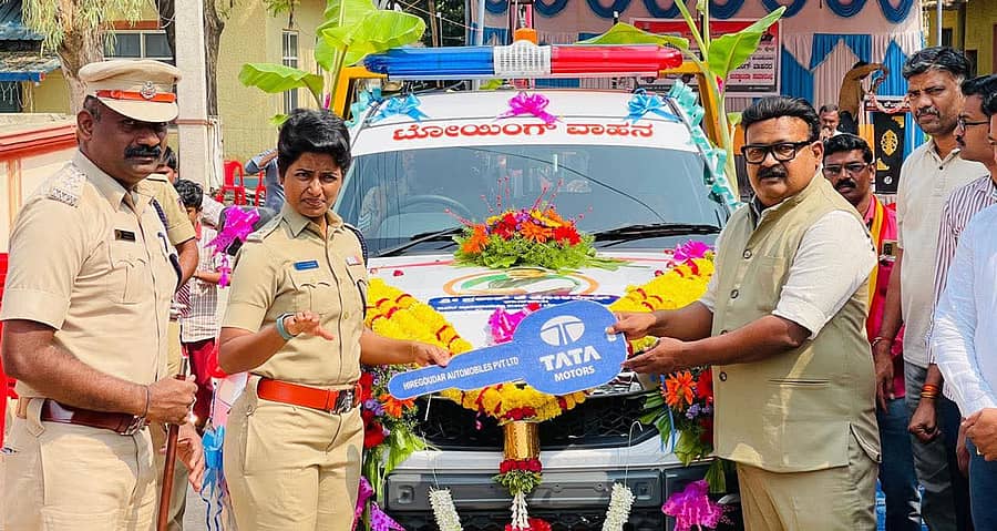 ರಾಣೆಬೆನ್ನೂರು ಸಂಚಾರಿ ಪೊಲೀಸ್‌ ಠಾಣೆಗೆ ಪೊಲೀಸ್‌ ಟೋಯಿಂಗ್‌ ವಾಹನದ ಕೀಯನ್ನು ಶಾಸಕ ಪ್ರಕಾಶ ಕೋಳಿವಾಡ ಎಸ್‌ಪಿ ಯಶೋಧಾ ವಂಟಗೋಡಿ ಅವರಿಗೆ ಹಸ್ತಾಂತರ ಮಾಡಿದರು