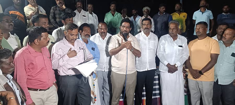 ಸರಗೂರು ತಾಲ್ಲೂಕಿನ ಎಂ.ಸಿ. ತಳಲು ಗ್ರಾಮ ಪಂಚಾಯಿತಿ ವ್ಯಾಪ್ತಿಯ ಚನ್ನಗುಂಡಿ ಕಾಲೊನಿಯ ವಾಲ್ಮೀಕಿ ಮಹರ್ಷಿ ಗಿರಿಜನ ಆಶ್ರಮ ಶಾಲೆಗೆ ಮಂಗಳವಾರ ಭೇಟಿ ನೀಡಿದ ಶಾಸಕ ಅನಿಲ್ ಚಿಕ್ಕಮಾದು ಮಾತನಾಡಿದರು