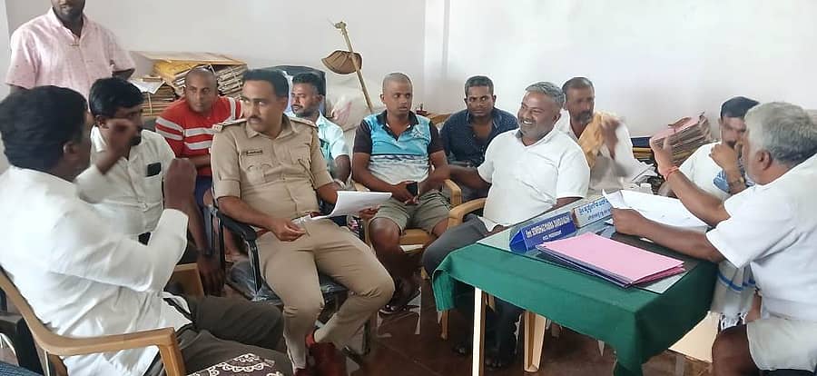 ಕುಣಿಗಲ್ ತಾಲ್ಲೂಕು ಚೌಡನಕುಪ್ಪೆ ಗ್ರಾಮ ಪಂಚಾಯಿತಿ ಅಧ್ಯಕ್ಷ ಮತ್ತು ಸದಸ್ಯರೊಂದಿಗೆ ಹುಲಿಯೂರುದುರ್ಗ ಪಿಎಸ್ಐ ಪ್ರಶಾಂತ್ ಚರ್ಚಿಸಿದರು