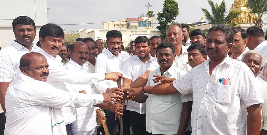 ಕೋಲಾರ ತಾಲ್ಲೂಕಿನ ಮದ್ದೇರಿಯಲ್ಲಿ ವಿವಿಧ ಅಭಿವೃದ್ಧಿ ಕಾಮಗಾರಿಗಳಿಗೆ ಶಾಸಕ ಕೊತ್ತೂರು ಮಂಜುನಾಥ್, ವಿಧಾನ ಪರಿಷತ್ ಸದಸ್ಯ ಎಂ.ಎಲ್.ಅನಿಲ್ ಕುಮಾರ್ ಚಾಲನೆ ನೀಡಿದರು