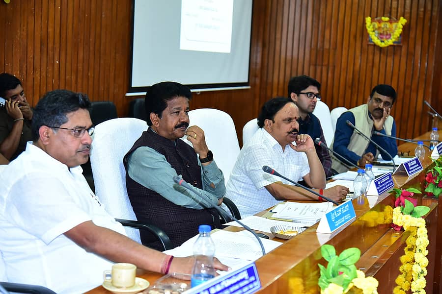 ಜಿಲ್ಲಾ ಪಂಚಾಯಿತಿ ಸಭಾಂಗಣದಲ್ಲಿ ಬುಧವಾರ ನಡೆದ ಜಿಲ್ಲಾ ಯೋಜನಾ ಸಮಿತಿ ಸಭೆಯಲ್ಲಿ ಜಿಲ್ಲಾ ಉಸ್ತುವಾರಿ ಸಚಿವ ಡಿ.ಸುಧಾಕರ್‌ ಮಾತನಾಡಿದರು
