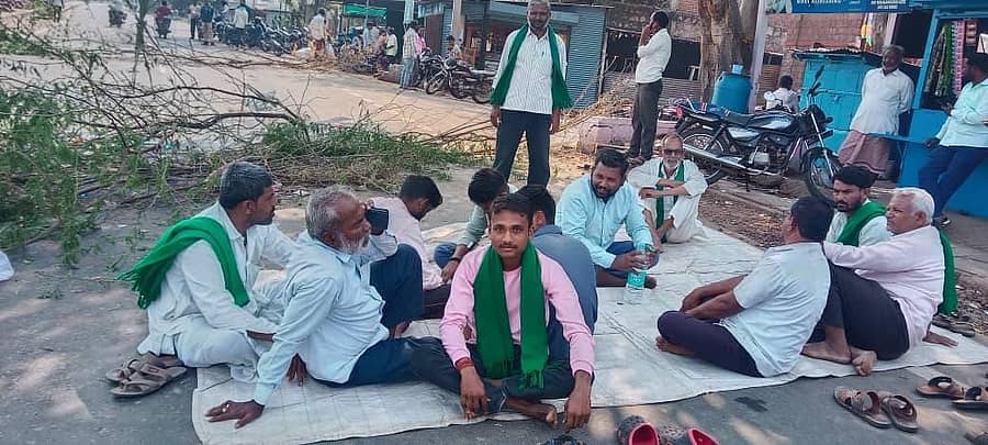 ಜಮಖಂಡಿ: ತಾಲ್ಲೂಕಿನ ಸಿದ್ದಾಪೂರ ಗ್ರಾಮದಲ್ಲಿ ಜಮಖಂಡಿ ಮುಧೋಳ ರಾಜ್ಯ ಹೆದ್ದಾರಿ ಮೇಲೆ ಮುಳ್ಳಿನ ಕಂಟಿಗಳನ್ನು ಹಾಕಿ ವಾಹನ ಸಂಚಾರ ತಡೆದು ಪ್ರತಿಭಟನೆ ಮಾಡಿದರು.