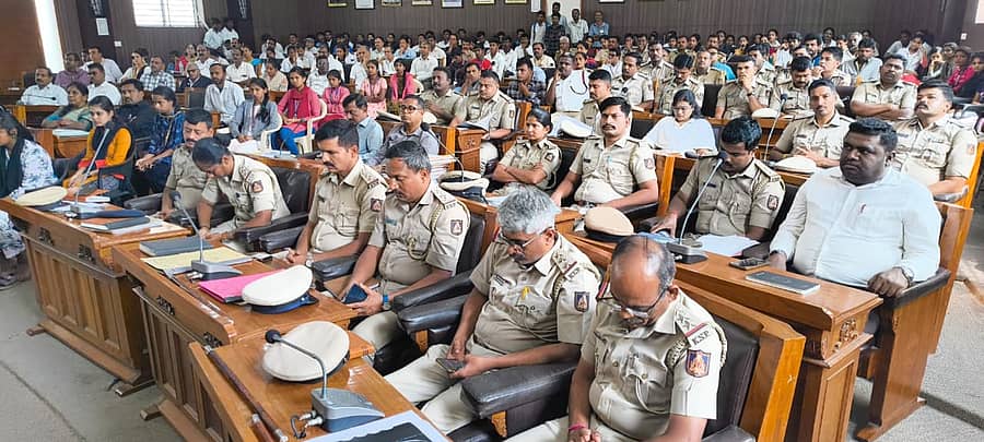 ಜಿಲ್ಲಾ ಪಂಚಾಯಿತಿ ಕಾವೇರಿ ಸಭಾಂಗಣದಲ್ಲಿ ಆಯೋಜಿಸಿದ್ದ ರಾಷ್ಟ್ರೀಯ ಕಾನೂನು ಸೇವೆಗಳ ದಿನಾಚರಣೆಯಲ್ಲಿ ಪೊಲೀಸ್ ಮತ್ತು ವಿವಿಧ ಇಲಾಖೆಗಳ ಅಧಿಕಾರಿಗಳು ಪಾಲ್ಗೊಂಡಿದ್ದರು