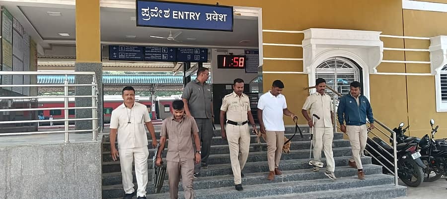 ಅಳ್ನಾವರ ರೈಲು ನಿಲ್ದಾಣದಲ್ಲಿ ಬಾಂಬ್‌ ನಿಷ್ಕ್ರೀಯ ದಳದವರು ಬುಧವಾರ ತಪಾಸಣೆ ನಡೆಸಿದರು