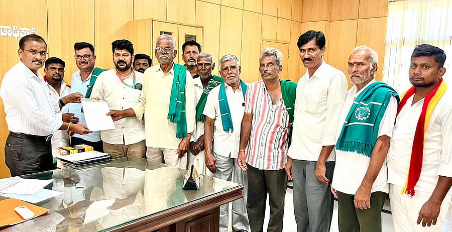 <div class="paragraphs"><p>ಮಾನವ ಮತ್ತು ವನ್ಯಜೀವಿ ಸಂಘರ್ಷ ತಡೆಯುವಲ್ಲಿ ವಿಫಲರಾಗಿರುವ ಅರಣ್ಯ ಸಚಿವ ಈಶ್ವರ ಖಂಡ್ರೆ ಅವರು ನೈತಿಕ ಹೊಣೆ ಹೊತ್ತು ರಾಜೀನಾಮೆ ನೀಡಬೇಕು ಎಂದು ಆಗ್ರಹಿಸಿ, ಕರ್ನಾಟಕ ರಾಜ್ಯ ರೈತ ಸಂಘದ ಪದಾಧಿಕಾರಿಳು ರಾಮನಗರದಲ್ಲಿ ಹೆಚ್ಚುವರಿ ಜಿಲ್ಲಾಧಿಕಾರಿ ಆರ್. ಚಂದ್ರಯ್ಯ ಅವರಿಗೆ ಮನವಿ ಸಲ್ಲಿಸಿದರು. </p></div>