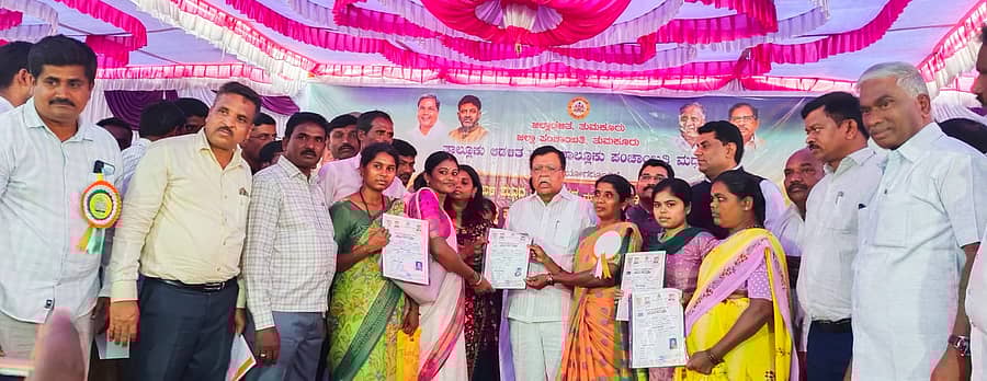 ಮಧುಗಿರಿ ತಾಲ್ಲೂಕು ದೊಡ್ಡೇರಿಯಲ್ಲಿ ನಡೆದ ಜನಸಂಪರ್ಕ ಸಭೆಯಲ್ಲಿ ಶಾಸಕ ಕೆ.ಎನ್.ರಾಜಣ್ಣ ಅರ್ಹರಿಗೆ ಹಕ್ಕುಪತ್, ಮನೆ ಮಂಜೂರಾತಿ ಆದೇಶ ಪತ್ರ ವಿತರಿಸಿದರು