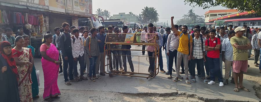ಕೊಳ್ಳೇಗಾಲ ಕೊಳ್ಳೇಗಾಲದಿಂದ ಚಾಮರಾಜನಗರಕ್ಕೆ ತೆರಳಲು ಸಮರ್ಪಕವಾಗಿ ಬಸ್ ಇಲ್ಲದಿರುವುದನ್ನು ಖಂಡಿಸಿ ಇಲ್ಲಿನ ಬಸ್ ನಿಲ್ದಾಣದಲ್ಲಿ ವಿದ್ಯಾರ್ಥಿಗಳು ಬುಧವಾರ ಪ್ರತಿಭಟನೆ ಮಾಡಿದರು.
