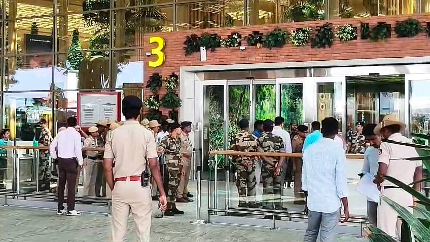 ದೇವನಹಳ್ಳಿ ತಾಲೂಕಿನ ಕೆಂಪೇಗೌಡ ಅಂತತರಾಷ್ಟ್ರೀಯ ವಿಮಾನ ನಿಲ್ದಾಣದಲ್ಲಿ ನಿರ್ಗಮನ ದ್ವಾರದ ಸಮೀಪ ಭದ್ರತೆಗೆ ನಿಯೋಜನೆಯಾಗಿರುವ ಸಿಬ್ಬಂದಿ