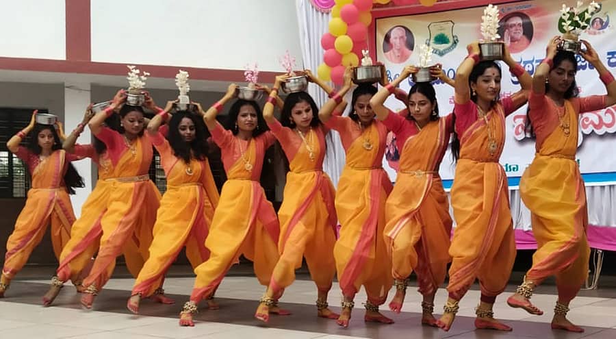 ಚನ್ನರಾಯಪಟ್ಟದ ಆದಿಚುಂಚನಗಿರಿ ಪ್ರಥಮದರ್ಜೆ ಕಾಲೇಜಿನಲ್ಲಿ ಮಂಗಳವಾರ ಕನ್ನಡ ರಾಜ್ಯೋತ್ಸವದ ಅಂಗವಾಗಿ ವಿದ್ಯಾರ್ಥಿಗಳು ಜಾನಪದ ನೃತ್ಯ ಮಾಡಿದರು