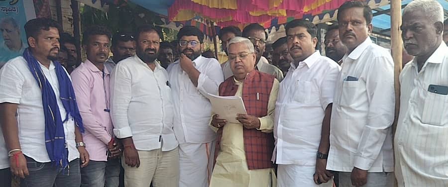 ಚಳ್ಳಕೆರೆಯಲ್ಲಿ ನಡೆಯುತ್ತಿರುವ ಧರಣಿ ಸ್ಥಳಕ್ಕೆ ಸಂಸದ ಗೋವಿಂದ ಕಾರಜೋಳ ಭೇಟಿ ನೀಡಿ, ಧರಣಿ ನಿರತರ ಮನವಿ ಸ್ವೀಕರಿಸಿದರು