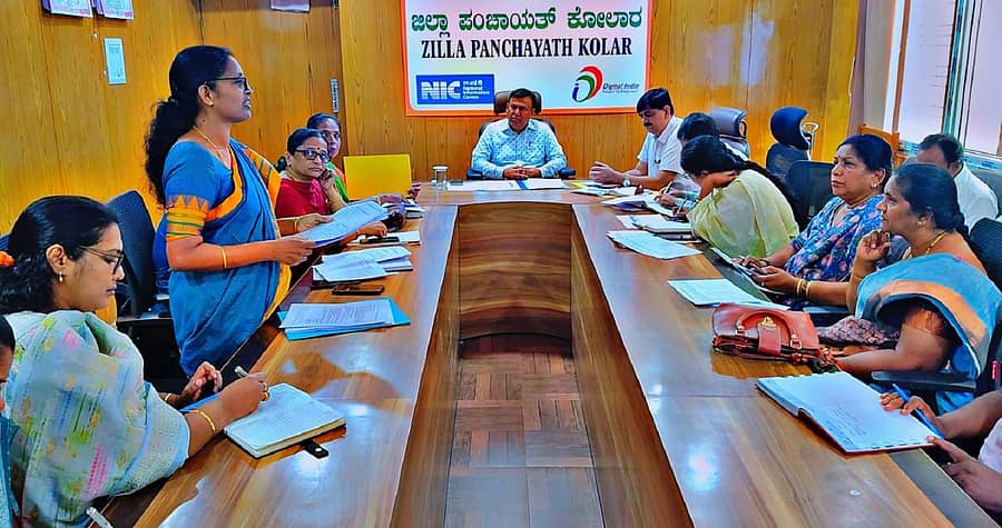 ಕೋಲಾರದಲ್ಲಿ ಬುಧವಾರ ನಡೆದ ಶಿಕ್ಷಣ ಹಾಗೂ ಇತರ ಇಲಾಖೆಗಳ ಅಧಿಕಾರಿಗಳ ಸಭೆ ಜಿಲ್ಲಾ ಪಂಚಾಯಿತಿ ಸಿಇಓ ಡಾ.ಪ್ರವೀಣ್ ಪಿ.ಬಾಗೇವಾಡಿ ನೇತೃತ್ವದಲ್ಲಿ ನಡೆಯಿತು