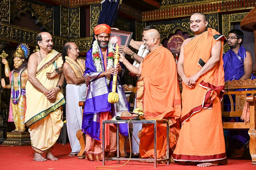 ಕೇಮಾರು ಸಾಂದೀಪನಿ ಸಾಧನಾಶ್ರಮದ ಈಶ ವಿಠಲದಾಸ ಸ್ವಾಮೀಜಿ ಅವರನ್ನು ಸನ್ಮಾನಿಸಲಾಯಿತು