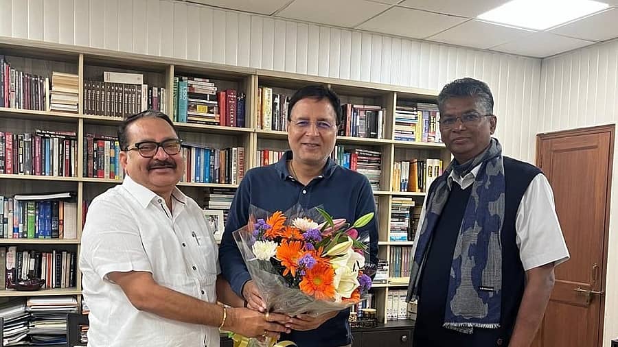 <div class="paragraphs"><p>ಕಾಂಗ್ರೆಸ್ ರಾಜ್ಯ ಉಸ್ತುವಾರಿ ರಣದೀಪ್ ಸಿಂಗ್ ಸುರ್ಜೆವಾಲಾ ಅವರನ್ನು ಸತೀಶ ಜಾರಕಿಹೊಳಿ ಭೇಟಿ ಮಾಡಿದರು. ವಾಯವ್ಯ ಕರ್ನಾಟಕ ರಸ್ತೆ ಸರಿಗೆ ನಿಗಮದ ಉಪಾಧ್ಯಕ್ಷ ಸುನೀಲ್ ಹನುಮಣ್ಣವರ ಹೂಗುಚ್ಛ ನೀಡಿದರು. </p></div>