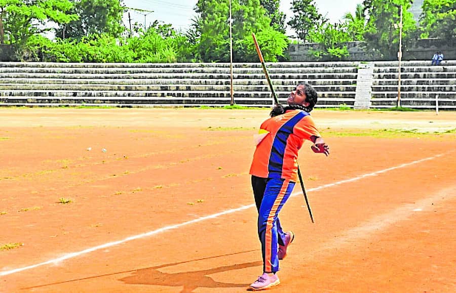 <div class="paragraphs"><p>ದಾವಣಗೆರೆಯ ಜಿಲ್ಲಾ ಕ್ರೀಡಾಂಗಣದಲ್ಲಿ ನಡೆದ ಕ್ರೀಡಾಕೂಟದಲ್ಲಿ ಹರಿಹರದ ತರಳಬಾಳು ಶಾಲೆಯ ವಿದ್ಯಾರ್ಥಿನಿ ಕಾವ್ಯಾ, ಜಾವೆಲಿನ್ ಎಸೆಯಲು ಮುಂದಾದ ಕ್ಷಣ </p></div>