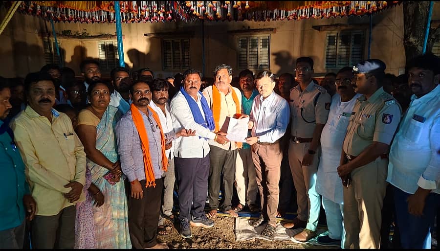 <div class="paragraphs"><p>ಶಿರಹಟ್ಟಿಯ ಪೊಲೀಸ್ ಠಾಣೆ ಎದುರು ಶಾಸಕ ಡಾ.ಚಂದ್ರು ಲಮಾಣಿ ಹಾಗೂ ಅವರ ಬೆಂಬಲಿಗರು ನಡೆಸಿದ್ದ ಅಹೋರಾತ್ರಿ ಧರಣಿ ಹೋರಾಟವನ್ನು ಬುಧವಾರ ರಾತ್ರಿ ತಹಶೀಲ್ದಾರ್‌ ಕೆ.ರಾಘವೇಂದ್ರ ರಾವ್ ಅವರಿಗೆ ಮನವಿ ನೀಡಿ ತಾತ್ಕಾಲಿಕವಾಗಿ ಹಿಂದಕ್ಕೆ ಪಡೆದರು</p></div>