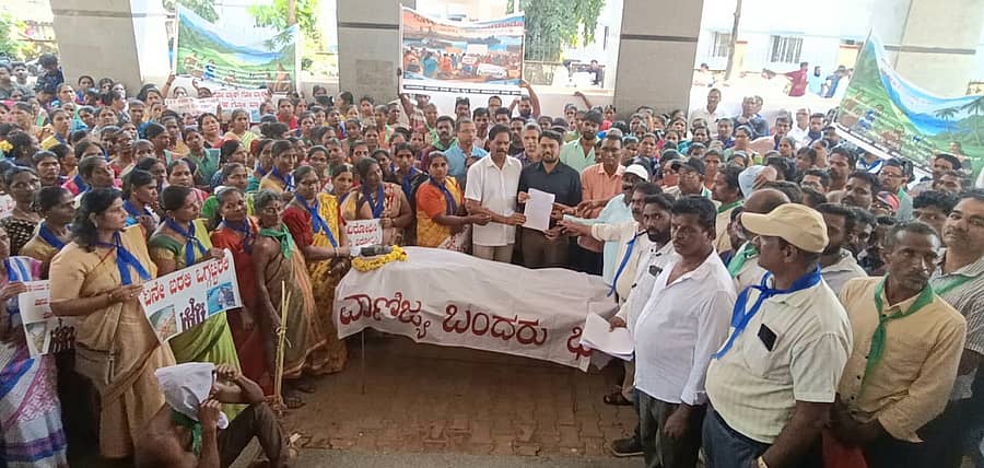 ಕೇಣಿ ವಾಣಿಜ್ಯ ಬಂದರು ನಿರ್ಮಾಣ ವಿರೋಧಿಸಿ ಮೀನುಗಾರರು ಅಂಕೋಲಾ ಪಟ್ಟಣದಲ್ಲಿ ಬೃಹತ್ ಪ್ರತಿಭಟನೆ ನಡೆಸಿ ತಹಶೀಲ್ದಾರ್ ಡಾ.ಚಿಕ್ಕಪ್ಪ ನಾಯಕ ಅವರಿಗೆ ಮನವಿ ಸಲ್ಲಿಸಿದರು