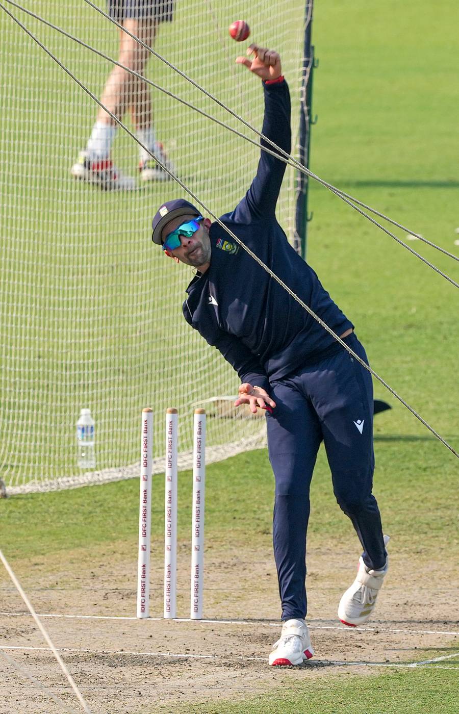 ನೆಟ್ಸ್ನಲ್ಲಿ ಬೌಲಿಂಗ್ ಅಭ್ಯಾಸ ನಡೆಸಿದ ದಕ್ಷಿಣ ಆಫ್ರಿಕಾದ ಸ್ಪಿನ್ನರ್ ಕೇಶವ್ ಮಹಾರಾಜ್ –ಪಿಟಿಐ ಚಿತ್ರ