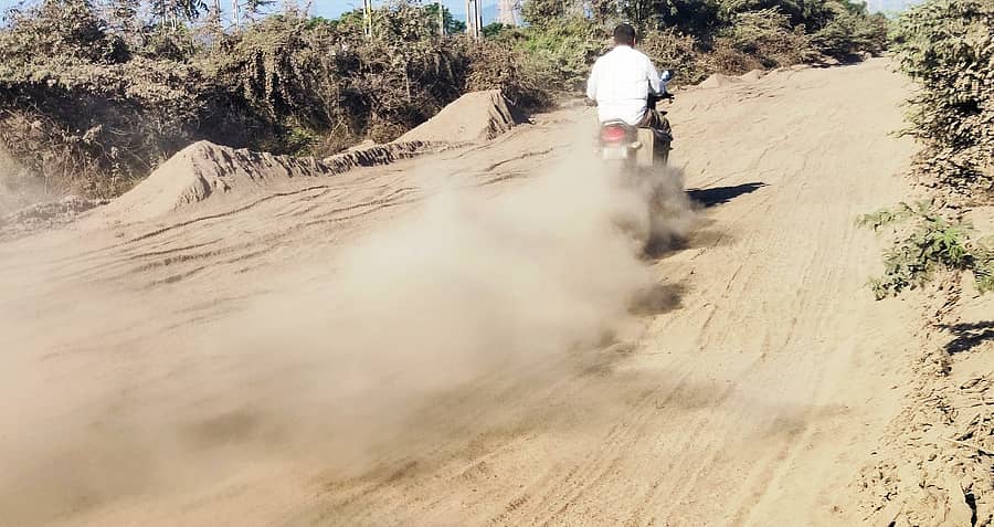 ಕುಡತಿನಿಯ ಹೊರ ವಲಯದ ರಸ್ತೆಯಲ್ಲಿ ಹಾಕಿರುವ ಕಚ್ಚಾ ಬೂದಿ