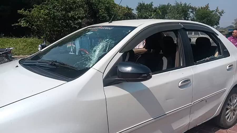 ದುಷ್ಕರ್ಮಿಗಳ ದಾಳಿಗೆ ಒಳಗಾದ ಕಾರು