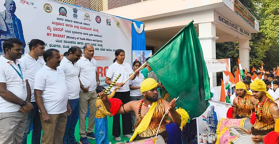 ಸರ್ದಾರ್ ವಲ್ಲಭಭಾಯ್ ಪಟೇಲ್ ಅವರ 150ನೇ ಜನ್ಮದಿನೋತ್ಸವದ ಪ್ರಯುಕ್ತ ಮಂಡ್ಯ ವಿಶ್ವವಿದ್ಯಾಲಯದ ಆವರಣದಲ್ಲಿ ಬುಧವಾರ ಏರ್ಪಡಿಸಿದ್ದ ಮಂಡ್ಯ ಜಿಲ್ಲಾ ಮಟ್ಟದ ‘ಏಕತಾ ನಡಿಗೆ’ ಕಾರ್ಯಕ್ರಮಕ್ಕೆ ಜಿಲ್ಲಾ ಪಂಚಾಯಿತಿ ಸಿಇಒ ಕೆ.ಆರ್.ನಂದಿನಿ ಚಾಲನೆ ನೀಡಿದರು