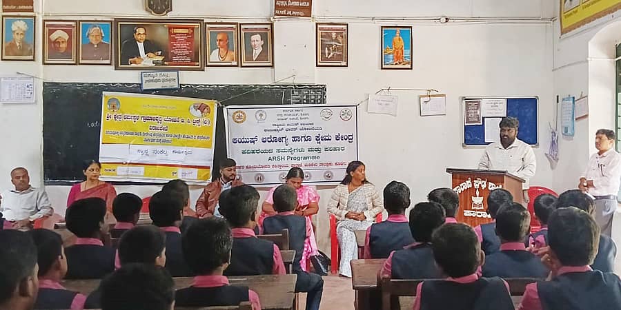 ಶ್ರೀ ಕ್ಷೇತ್ರ ಧರ್ಮಸ್ಥಳ ಗ್ರಾಮಾಭಿವೃದ್ಧಿ ಯೋಜನೆ ಬಿ ಸಿ ಟ್ರಸ್ಟ್ ವಿರಾಜಪೇಟೆ, ಮೂರ್ನಾಡು ವಲಯದ  ಪಾರಾಣೆ ಕಾರ್ಯಕ್ಷೇತ್ರದ ಪಾರಾಣೆ ಗ್ರಾಮದ  ಪ್ರೌಢಶಾಲೆಯಲ್ಲಿ ಆಯೋಜಿಸಲಾಗಿದ್ದ  ಸ್ವಾಸ್ಥ್ಯ ಸಂಕಲ್ಪ ಕಾರ್ಯಕ್ರಮದಲ್ಲಿ ಆಯುಷ್ಮಾನ್ ಇಲಾಖೆಯ ವೈದ್ಯ ಡಾ. ಚಂದನ್  ಮಾತನಾಡಿದರು.