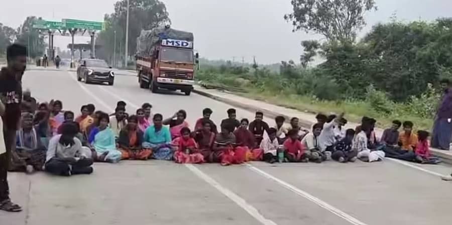 ಸುವರ್ಣಾವತಿ ನದಿಯಲ್ಲಿ ಸೋಮವಾರ ಮೀನು ಹಿಡಿಯಲು ಹೋಗಿದ್ದಾಗ ಆಕಸ್ಮಿಕವಾಗಿ ತೆಪ್ಪ ಮುಳಗಿ ನಾಪತ್ತೆಯಾಗಿರುವ ಮೀನುಗಾರ ಶಿವಸ್ವಾಮಿ ಪತ್ತೆಗೆ ಒತ್ತಾಯಿಸಿ ಗ್ರಾಮಸ್ಥರು ಬುಧವಾರ ಅಟ್ಟಗೂಳಿಪುರದ ಟೋಲ್‌ಗೇಟ್ ಬಳಿ ಹೆದ್ದಾರಿ ತಡೆದು ಪ್ರತಿಭಟನೆ ನಡೆಸಿದರು